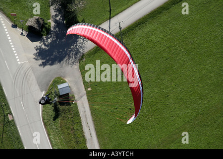 Parapendio avvicinando per un atterraggio Foto Stock