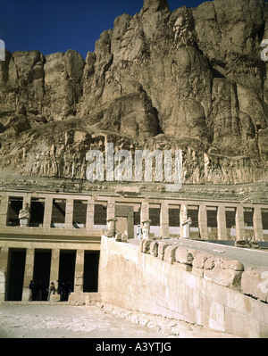 Viaggio / geografia, Egitto, Tebe, edifici, Deir el Bahri, Tempio mortuario della regina Hatshepsut, vista esterna, rampa per la terrazza superiore, costruito da Senemut, circa 1490 - 1468 a.C., storico, storico, Africa, architettura, mondo antico, nuovo Regno, 18th dinastia, Djeser Djeseru, 15th secolo a.C., Patrimonio Mondiale dell'UNESCO, persone, mondo antico, mondo, Foto Stock