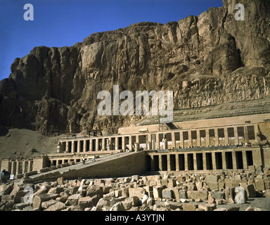 Viaggio / geografia, Egitto, Tebe, edifici, Deir el Bahri, Tempio mortuario della regina Hatshepsut, vista esterna, terrazza centrale con rampa, costruito da Senemut, circa 1490 - 1468 a.C., storico, storico, Africa, architettura, mondo antico, nuovo Regno, 18th dinastia, Djeser Djeseru, 15th secolo a.C., UNESCO Patrimonio Mondiale della Cultura, persone, mondo antico, mondo, Foto Stock