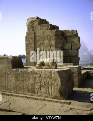 Viaggio / geografia, Egitto, Kom Ombo, edifici, tempio di Kom Ombo per dèi Sobek e Haroeris, vista esterna, angolo sud-occidentale di mammisi, sollievo con Sobek, Hathor e Chons, costruito circa 180 - 145 a.C., storico, storico, Africa, architettura, mondo antico, Tolemaic, 2th secolo a.C., Tolomeo VI Philometor, rilievi, divinità, dio dei, mondo antico, Foto Stock