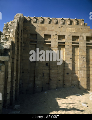 Viaggio / geografia, Egitto, Saqqara, edifici, piramide a gradoni di Djoser, vista esterna, vista sul muro con fregio di cobra alla tomba meridionale, costruito da Imhotep, circa 2650 a.C., storico, storico, Africa, architettura, mondo antico, Vecchio Regno, 3rd dinastia, 27th secolo a.C., piramidi, passi, patrimonio mondiale dell'UNESCO, mondo antico, Foto Stock