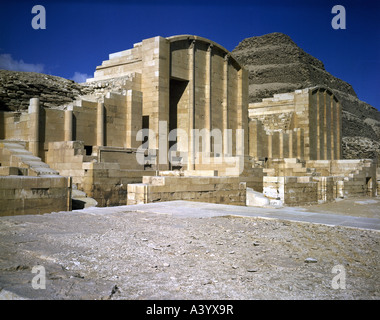 Viaggio / geografia, Egitto, Saqqara, edifici, piramide a gradoni di Djoser, composto tomba, vista esterna, corte cerimoniale, costruita da Imhotep, circa 2650 a.C., storico, storico, Africa, architettura, mondo antico, Regno Vecchio, dinastia 3rd, 27th secolo a.C., piramidi, passi, patrimonio mondiale dell'UNESCO, mondo antico, Foto Stock