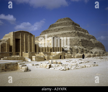 Viaggio / geografia, Egitto, Saqqara, edifici, piramide a gradoni di Djoser, composto tomba, vista esterna, corte cerimoniale, costruita da Imhotep, circa 2650 a.C., storico, storico, Africa, architettura, mondo antico, Vecchio Regno, dinastia 3rd, 27th secolo a.C., piramidi, passi, patrimonio mondiale dell'UNESCO, persone, mondo antico, Foto Stock