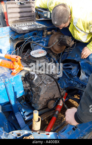 Meccanico, lavorando su, banger, racing, auto, motore, riparazione, riparazione, manutenzione, Foto Stock