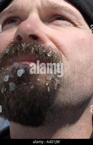 Escursionista' s barba ricoperto di ghiaccio, carnagione, guardare, trattamenti per il viso, i capelli,personalità,scalatore,faccia,adulto,freddo escursionismo Foto Stock