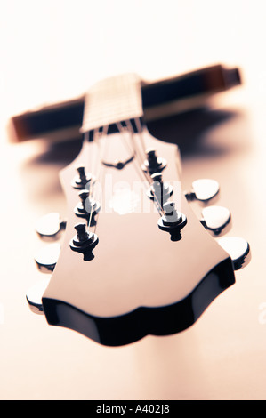 CLOSE UP SEMI ELETTRICO CHITARRA ACUSTICA Foto Stock