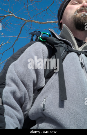 Un escursionista escursioni a piedi attraverso un bosco di betulle, sul ramo roccioso Sentiero nella foresta nazionale delle White Mountain New Hampshire USA Foto Stock