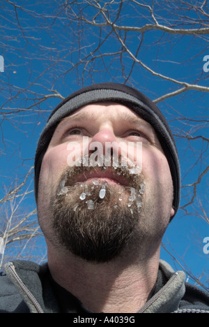 Escursionista s barba ricoperta di ghiaccio sul lato di un sentiero escursionistico nel White Mountain National Forest New Hampshire USA Foto Stock
