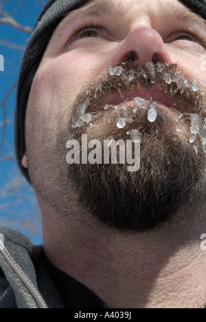 Escursionista s barba ricoperta di ghiaccio sul lato di un sentiero escursionistico nel White Mountain National Forest New Hampshire USA Foto Stock