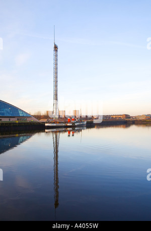 Battello a vapore Waverley ormeggiato a Glasgow Science Centre e Torre sul fiume Clyde Glasgow Foto Stock