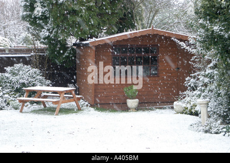 Coperta di neve orto e casolare Foto Stock