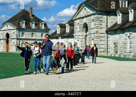 Francia JURA Arc-et-Senans SALINE ROYALE ROYAL saline gruppo di scolari IN VISITA Foto Stock