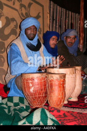 I musicisti suonano le percussioni in una tenda beduina, Merzouga Erg Chebbi, Marocco, Africa nord-occidentale Foto Stock