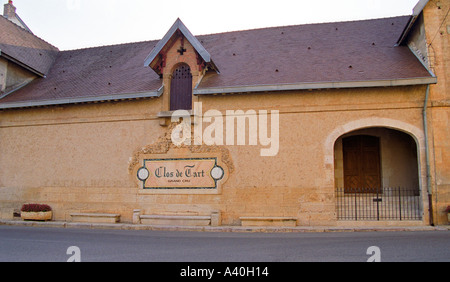 Clos de Tart vigneti e cantine in Morey Saint Denis appartenenti a Mommessin, Bourgogne Foto Stock