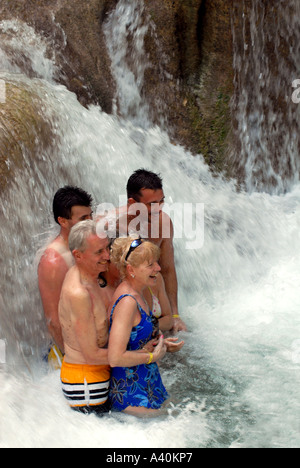 Coppie in Dunns River Falls Ocho Rios Giamaica Foto Stock