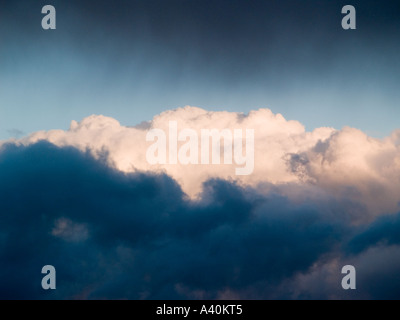 Raccolta nubi nel cielo del pomeriggio Foto Stock