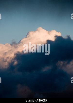 Raccolta nubi nel cielo del pomeriggio Foto Stock