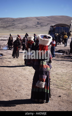 Nomadi tibetani sul loro modo di fare un pellegrinaggio al Monte Kailash, Tibet occidentale Foto Stock