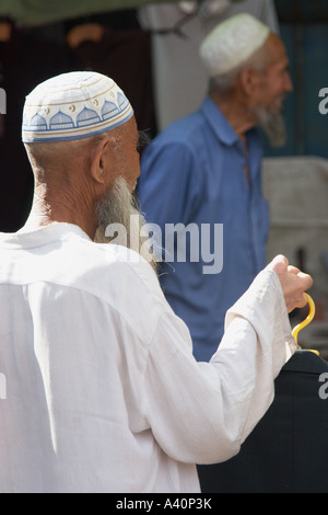 Anziani Uighur uomo al mercato Foto Stock