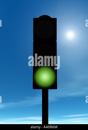Il Semaforo verde dispositivo prima di cielo blu Ampelanlage auf grün vor blauem Himmel Foto Stock