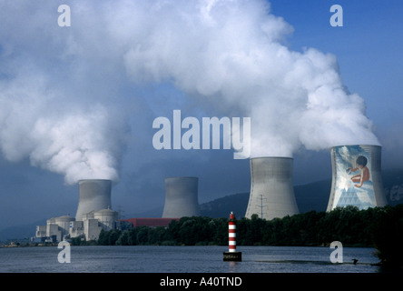 Cruas Meysse nucleari di generazione elettrica impianto lungo il fiume Rodano in Francia Foto Stock