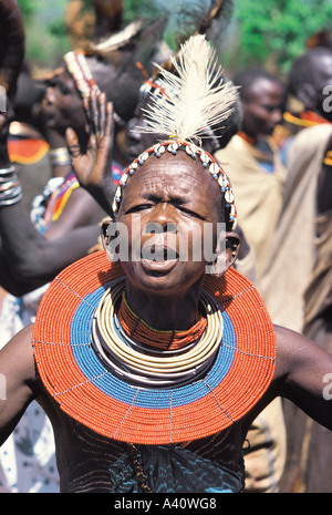 Pokot sposato donna cantare durante la cerimonia seguendo il suo figlio s circoncisione nel nord del Kenya Africa orientale Foto Stock