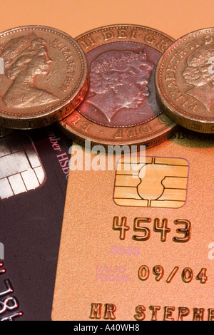 Monete sul chip e pin nero e carte di credito gold, mostrando i trucioli Foto Stock