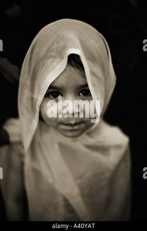 Bimba di tre anni razza mista inglese pakistano indossa velo Foto Stock