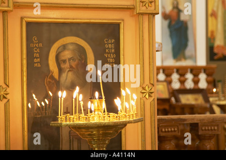 Candele accese in russo cattedrale ortodossa Foto Stock