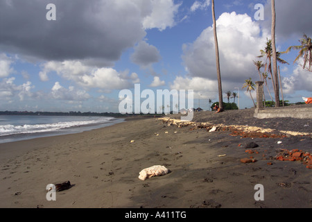 Padang Galak spiaggia di sabbia nera Bali Indonesia Foto Stock