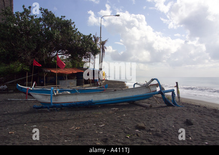 Padang Galak spiaggia di sabbia nera Bali Indonesia Foto Stock