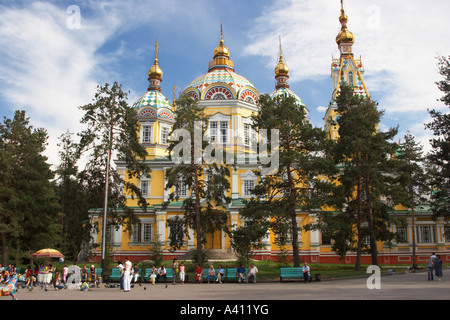 Panfilov Park con la Cattedrale Zenkov Foto Stock