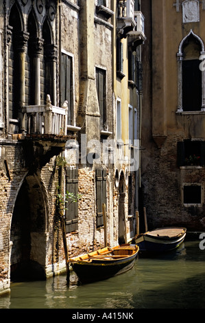 Barche ormeggiate al di fuori di case in periferia di Venezia Italia Foto Stock
