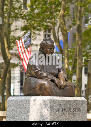 La statua di Gertrude Stein nel Bryant Park Manhattan New York City USA Foto Stock