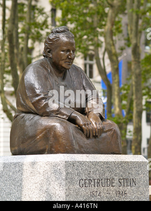 La statua di Gertrude Stein nel Bryant Park Manhattan New York City USA Foto Stock