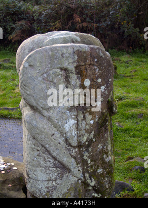 Pietra scolpita la figura nel cimitero Caldragh Boa isola minore del Lough Erne County Fermanagh Irlanda. È noto come la pietra di Janus. Foto Stock