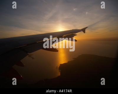 Volando sul Lough Neagh Irlanda del Nord dopo aver tenuto da Belfast International Airport Travel Foto Stock