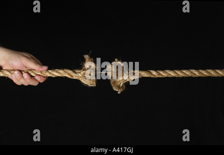 Tirando la corda di rottura Foto Stock