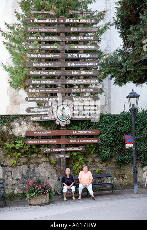 Segno direzionale di san Wolfgang in Austria Foto Stock