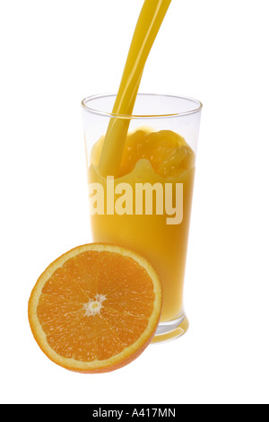 Versando un bicchiere di succo di arancia Foto Stock