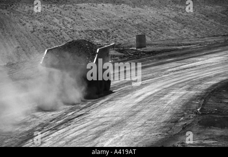 Camion che trasportano carbone, Black Thunder miniera di carbone, polvere di sud del bacino del fiume, Wyoming USA Foto Stock