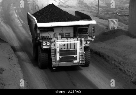 Camion che trasportano carbone, Black Thunder miniera di carbone, polvere di sud del bacino del fiume, Wyoming USA Foto Stock