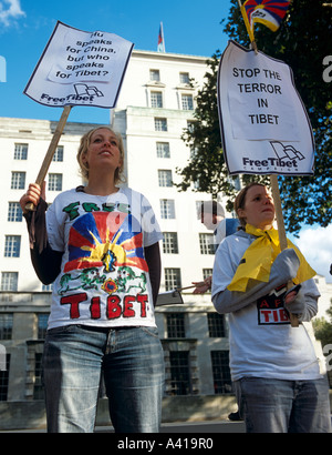 Donne dimostranti fuori 10 di Downing Street per il Tibet Libero Londra Demo Foto Stock