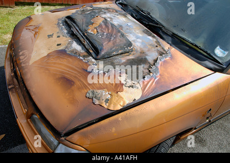 Cofano di bruciato Vauxhall Astra auto personalizzata risultato di incendio doloso REGNO UNITO Foto Stock