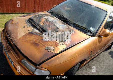 Cofano di bruciato Vauxhall Astra auto personalizzata risultato di incendio doloso REGNO UNITO Foto Stock