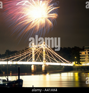 Fuochi d'artificio su Albert Bridge Lodon U.K. Europa Foto Stock