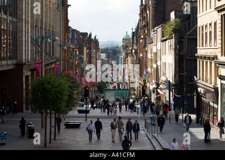 Guardando verso il basso Buchanan Street nel centro di Glasgow Foto Stock