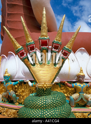 Piedi del serpente di protezione alla base del Grande Buddha Wat Tham Seua Krabi Thailandia del sud-est asiatico Foto Stock