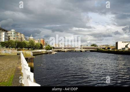 Una vista di Glasgow guardando verso est lungo il fiume Clyde verso Clyde Street e la stazione centrale di ponte ferroviario Foto Stock
