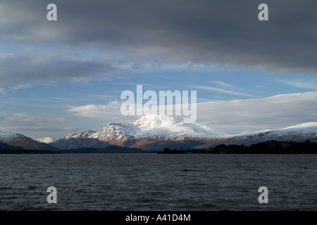 Un nevato di Ben Lomond guardando ad ovest da Inverbeg sul Loch Lomond verso la montagna di Ben Lomond Foto Stock